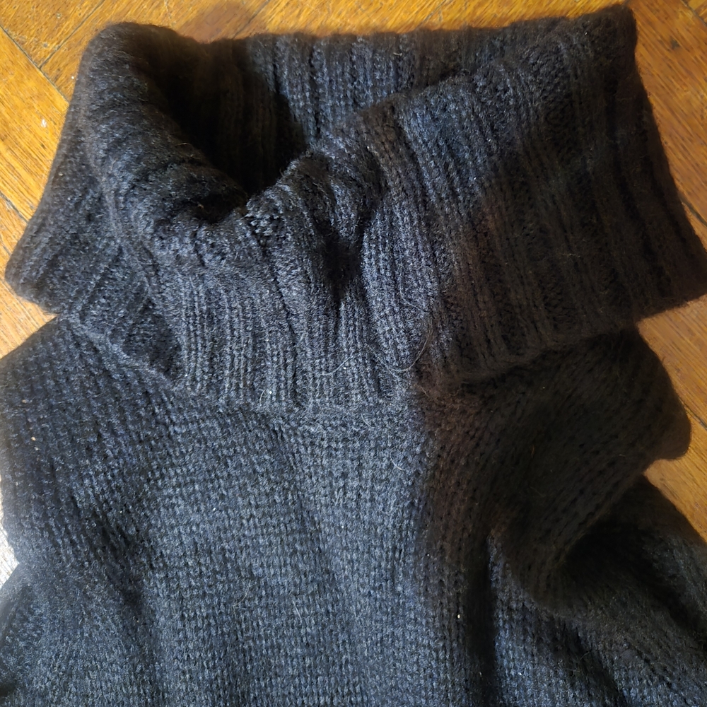 Women's Black Turtleneck Sleeveless Sweater - Picture 4 of 4